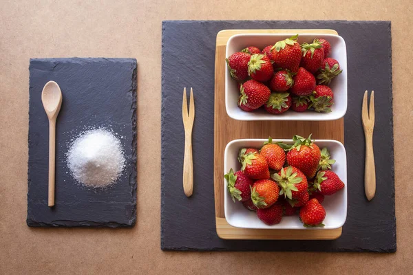 Bovenaanzicht Van Aardbeien Plaat Met Suiker Een Houten Vork — Stockfoto