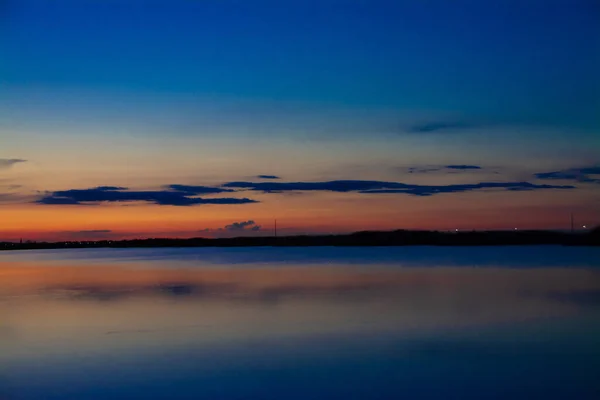 Eine Wunderschöne Szenerie Des Sonnenuntergangs Der Sich Abend Plattensee Spiegelt — Stockfoto