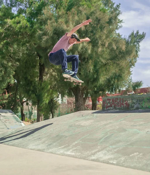 Una Foto Vertical Joven Patinando Parque — Foto de Stock