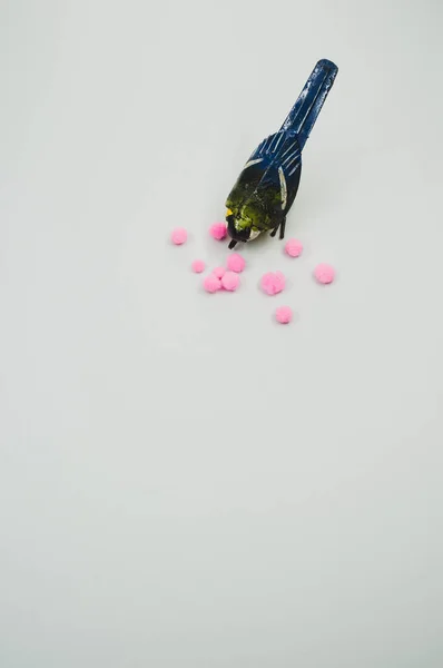Вертикальный Снимок Маленькой Фигурки Птицы Ручной Работы Розовыми Ватными Шариками — стоковое фото