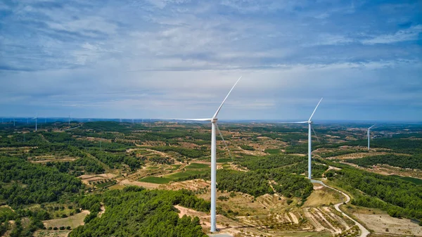 山の中の風車の空中風景 — ストック写真