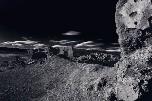 Uma Imagem Tons Cinza Antigas Ruínas Abandonadas Deserto — Fotografia de Stock