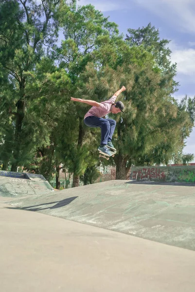 Tiro Vertical Jovem Skate Parque — Fotografia de Stock