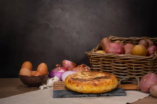 Närbild Välsmakande Paj Med Potatis Ägg Och Lök Studion — Stockfoto