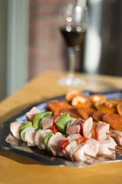 Primer Plano Trozos Carne Pollo Cruda Con Verduras Los Palos — Foto de Stock