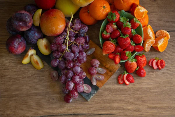 Primer Plano Sabrosas Frutas Una Mesa Madera — Foto de Stock