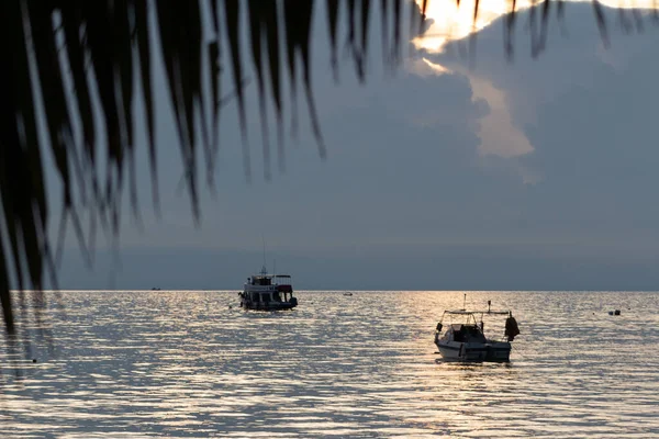 Вид Две Лодки Плывущие Спокойном Море Время Восхода Солнца — стоковое фото