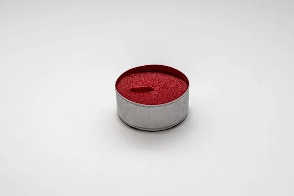 Pequeñas Velas Rojas Decorativas Caja Metal Aisladas Sobre Fondo Blanco — Foto de Stock