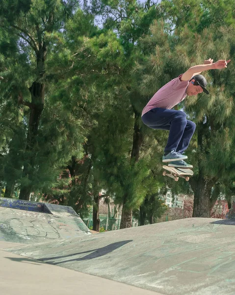 Vertikale Aufnahme Eines Jungen Mannes Beim Skateboarden Einem Park — Stockfoto