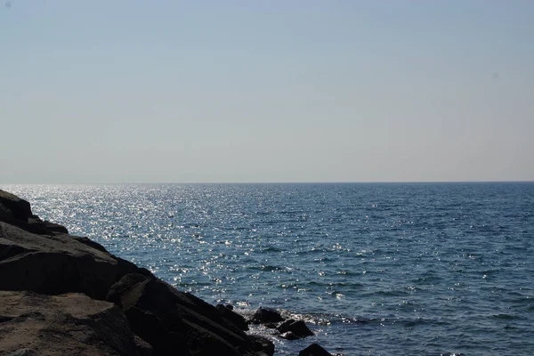 Amazing Seascape View Shiny Water Surface Rocky Coastline — Stock Photo, Image