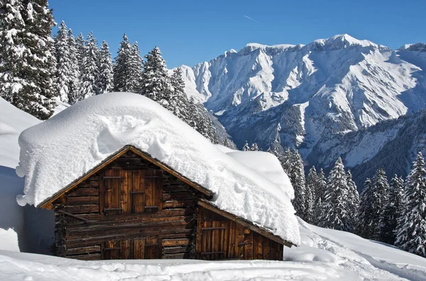 Una Casa Madera Cubierta Nieve Las Montañas Naturaleza Escénica Invierno —  Fotos de Stock