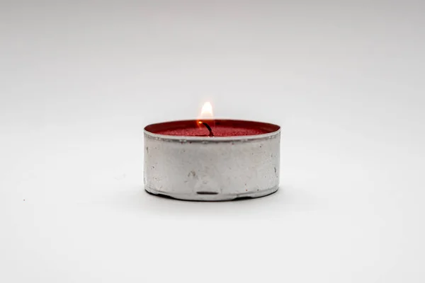 Ένα Μικρό Διακοσμητικό Κόκκινο Κεριά Μεταλλική Θήκη Απομονώνονται Λευκό Φόντο — Φωτογραφία Αρχείου