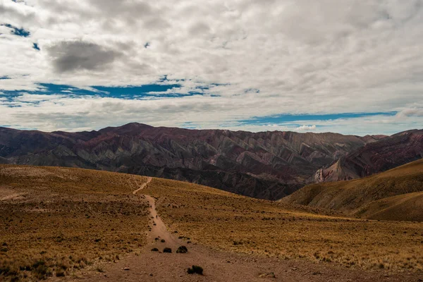 Eine Faszinierende Aufnahme Der Vierzehn Farben Des Berges Cerro Hornocal — Stockfoto