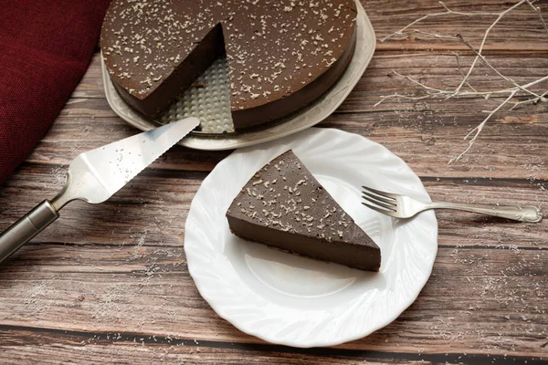 一个顶级的巧克力甜点蛋糕 盘子里有一片蛋糕 — 图库照片
