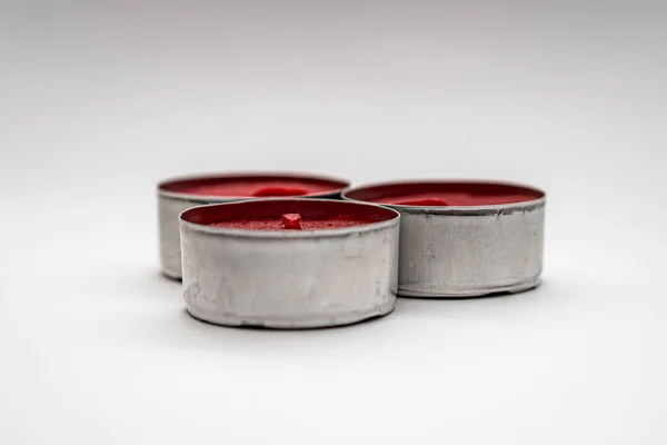 Primer Plano Pequeñas Velas Rojas Decorativas Cajas Metal Aisladas Sobre — Foto de Stock