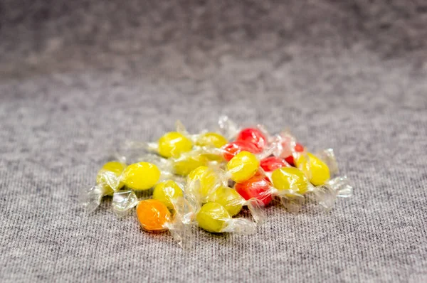 Una Pila Coloridos Caramelos Envueltos Duros — Foto de Stock