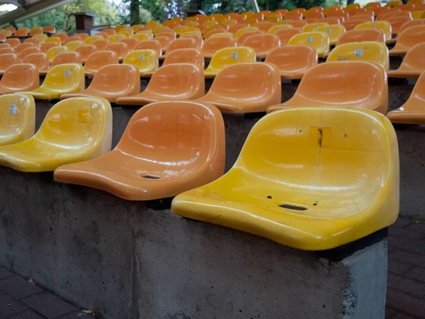 Eine Nahaufnahme Von Stuhlreihen Gelb Und Orange — Stockfoto