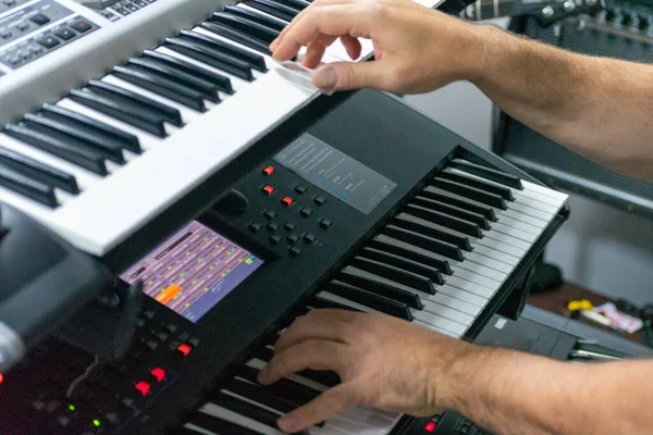 Närbild Man Som Spelar Piano Musikaliskt Koncept — Stockfoto