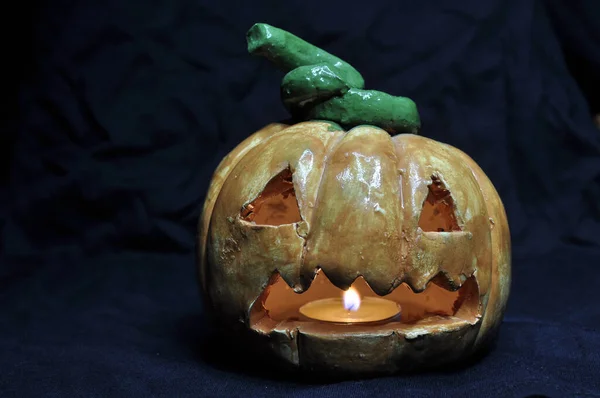 Gros Plan Une Décoration Citrouille Halloween Sur Fond Bleu Foncé — Photo