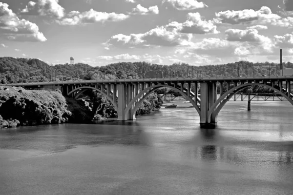 Een Grijswaarden Opname Van Henley Bridge Knoxville Tennessee Onder Een — Stockfoto