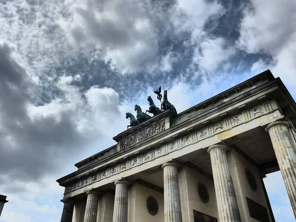 Statue auf dem Brandenburger Tor an einem bewölkten Tag — Stockfoto