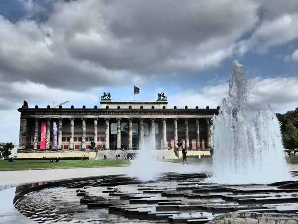 Blick auf den Berliner Dom mit Springbrunnen — Stockfoto
