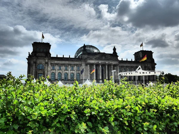 Reichstag in Berlin vom Garten aus gesehen — Stockfoto