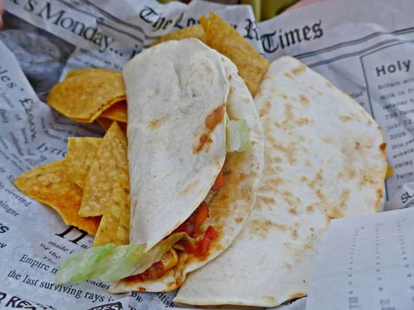 墨西哥小吃格萨迪拉与蔬菜和奶酪在报纸背景服务 — 图库照片