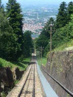 Heidelberg'in dağ tren istasyonunun tepesinden görünümü