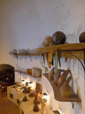 eski bir kimya mağazasına yakın