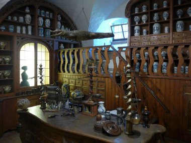 eski bir eczaneye yakın