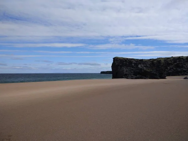 Praia Islandesa Com Areia Branca Lava Oceano Atlântico — Fotografia de Stock