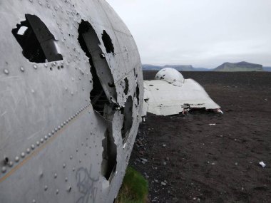 İzlanda'da siyah kum plajda Crash uçak 