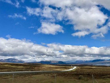 İzlanda'da alçak bulutlar. Yolda inanılmaz manzara.