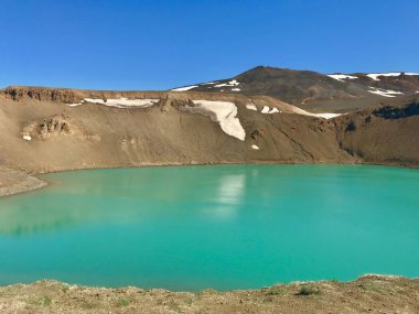 İzlanda volkanında güzel ve tehlikeli göl