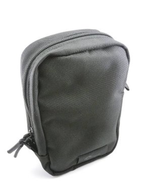 Beyaz arka planda izole edilmiş erkek çantasının yakın çekimi