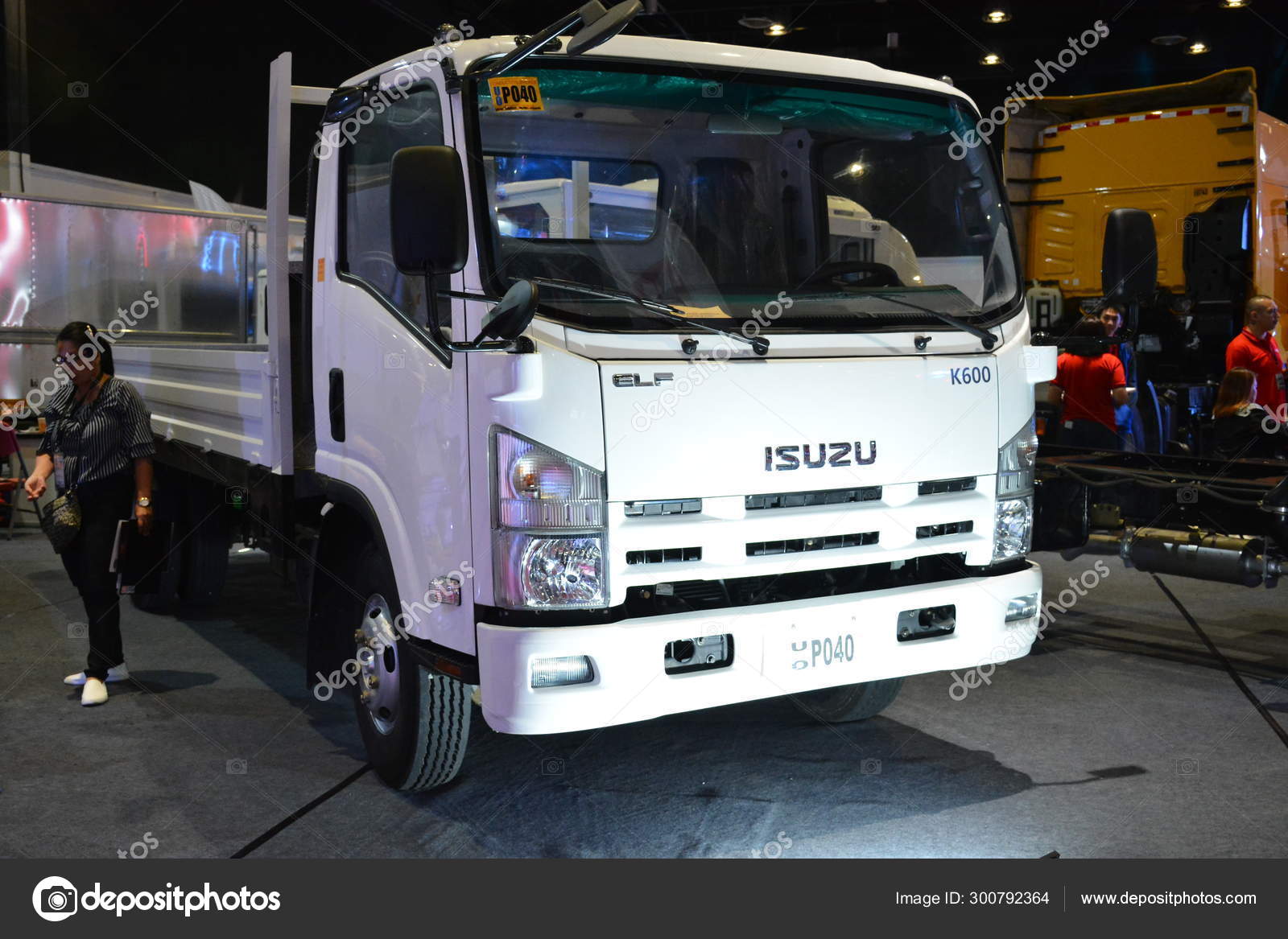 Isuzu flat bed truck – Stock Editorial Photo © imwaltersy #300792364