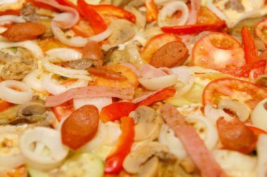 Biberli et, sosis ve sebze soslu İtalyan pizzası.