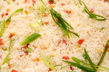Yeşil bezelye, jambon ve sebzeli Doğu usulü kızarmış pirinç karışımı.