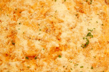 Fırında makarna, dirsekler, üstüne domates sosu ve peynir.