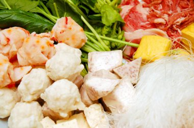 Su arması, ıstakoz topu, kalamar topu, taro, tofu, sığır eti ve erişte karışımı için gerekli malzemeler.