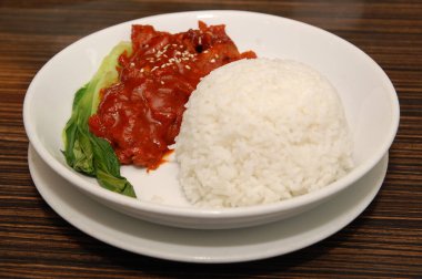 Sebzeli ve pirinçli tatlı domuz eti.