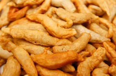 Kızarmış Kikiam sosisi gibi.