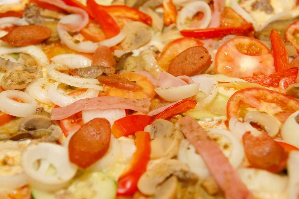 Biberli et, sosis ve sebze soslu İtalyan pizzası.