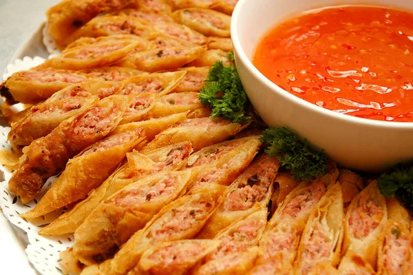 Szeletelt Lumpia Tavaszi Tekercs Édes Chili Mártással — Stock Fotó