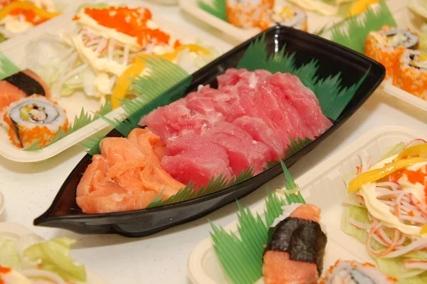 Japanischer Roher Fisch Sashimi Und Thunfisch Mit Kani Salat — Stockfoto
