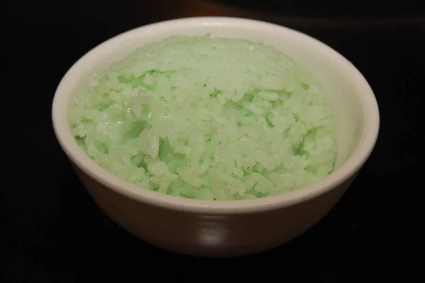 Зеленый Панданский Рис Белой Миске — стоковое фото