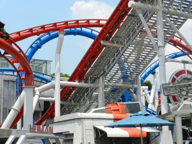 SENTOSA, SG - APR 4 - 4 Nisan 2012 'de Sentosa, Singapur' da Universal Stüdyoları 'ndaki Battlestar galactica roller coaster metal tren yapısı.                   
