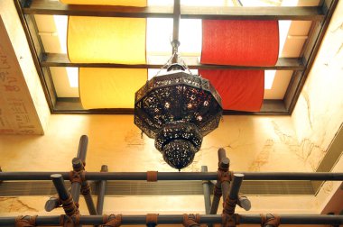 SENTOSA, SG - 5 Nisan - Universal Stüdyoları Singapur Oasis baharat kafe avize lambası 5 Nisan 2012 tarihinde Sentosa, Singapur 'da.