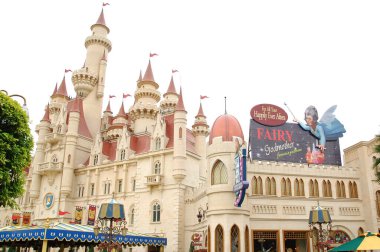 SENTOSA, SG - 5 Nisan - Universal Stüdyoları Singapur Çok uzaktaki Shrek temalı kale cephesi 5 Nisan 2012 'de Sentosa, Singapur' da.